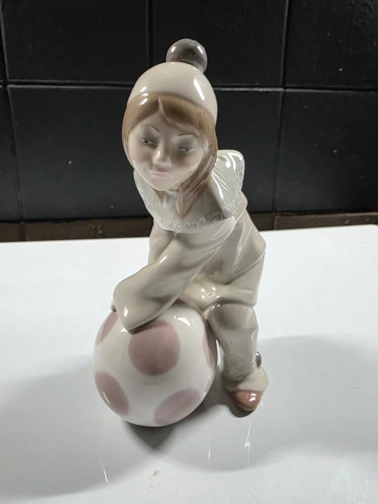 Girl with ball. Lladro. Juan Huerta, Ophalen of Verzenden