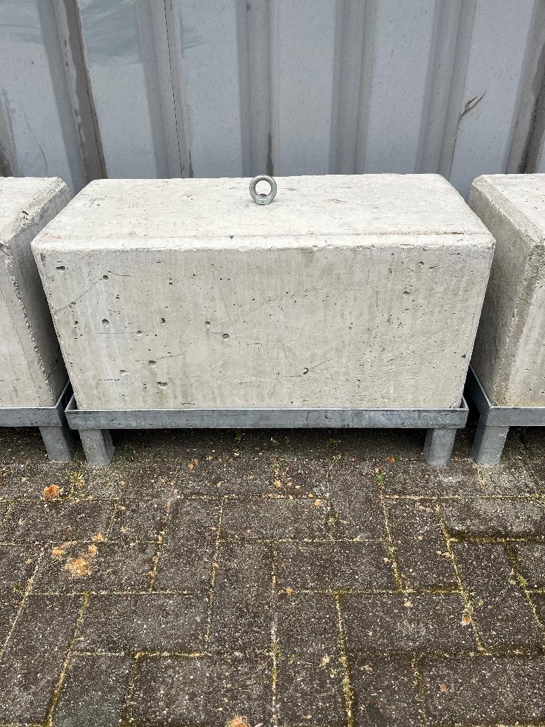 Betonblok 300kg op onderstel, Diversen, Overige Diversen, Ophalen, Zo goed als nieuw