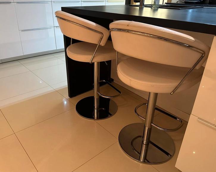 Lot de 2 tabourets design en cuir blanc – hauteur réglable, Maison & Meubles, Tabourets de bar, Comme neuf, Cuir, 2 tabourets