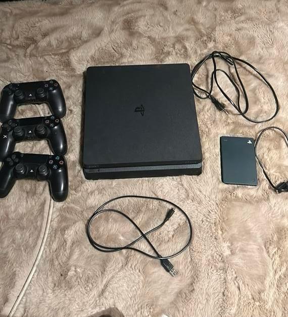 PS4 Slim + 3 manettes + Disque dur externe – 219€, Consoles de jeu & Jeux vidéo, Consoles de jeu | Sony PlayStation 4, Comme neuf