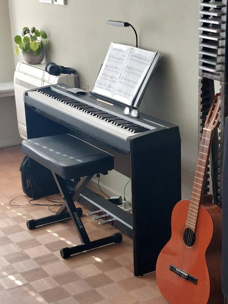 Digitale piano Yamaha p45 met onderbouw met pedalen ingr, Ophalen, Zwart, Digitaal, Zo goed als nieuw