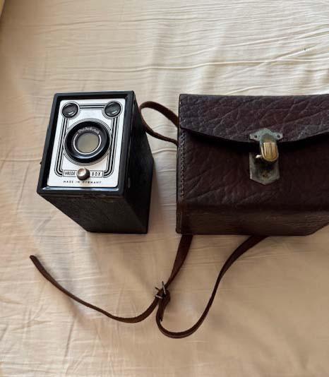 Vrede Box camera uit 1950 + lederen tas / perf. staat, Verzamelen, Foto-apparatuur en Filmapparatuur, Fototoestel, 1940 tot 1960