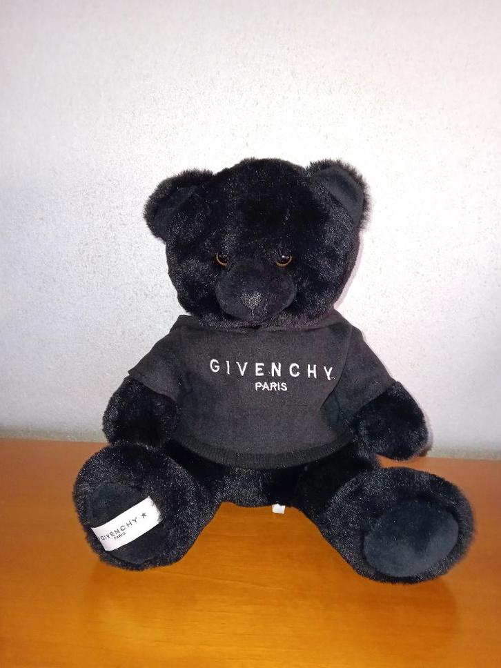 Vraag: is dit een echte Givenchy teddy beer of niet, Verzamelen, Beren en Cherished Teddies, Zo goed als nieuw, Stoffen beer, Ophalen