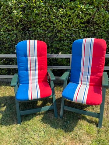 2 buitenstoelen met kussen beschikbaar voor biedingen