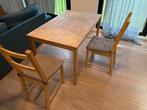 Praktische houten tafel en 2 stoelen in goede staat, Utilisé
