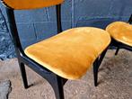 2 vintage stoelen in zwart gelakt hout en mosterdstof, 1960, Ophalen