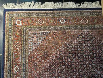 Handgemaakt antiek oosters vloerkleed beschikbaar voor biedingen