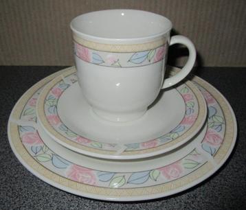 Koffieservies 3 tassen, 6 ondertassen, 6 dessertborden beschikbaar voor biedingen