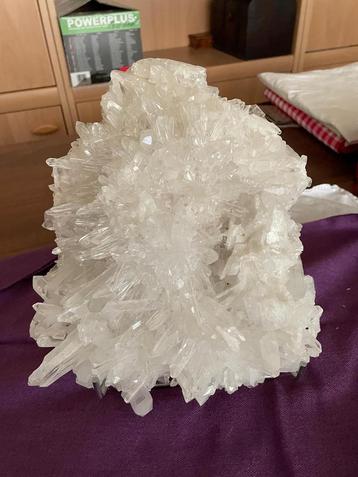 Grote cluster van bergkristal – 25 x 24 cm beschikbaar voor biedingen