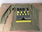 Longsleeve met leuke tekst: Dad’s Best Buddy maat 128, Kinderen en Baby's, Jongen, Ophalen of Verzenden, Zo goed als nieuw, Shirt of Longsleeve