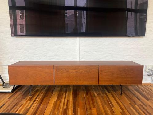 Modern laag tv-meubel in bruin hout – met 3 klapdeuren, Huis en Inrichting, Tafels | Salontafels, Zo goed als nieuw, Minder dan 50 cm