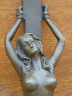 statue femme nue attaché sur une planche en bronze signé ., Enlèvement, Bronze