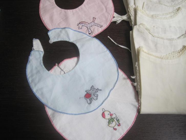 6 vintage hemdjes 2 truitjes baby pasgeboren, 4 slabber 1950, Verzamelen, Retro, Overige typen, Ophalen of Verzenden