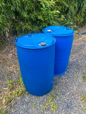 2 blauwe tonnen (200 l) beschikbaar voor biedingen