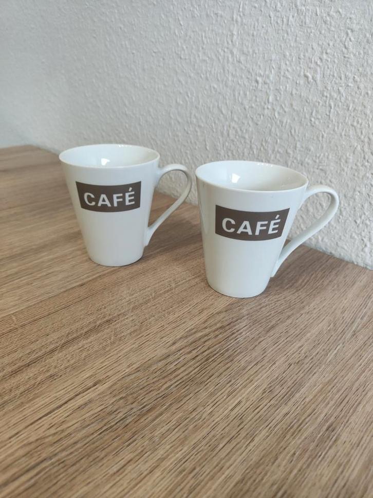 Twee witte tassen – Café design, Huis en Inrichting, Keuken | Servies, Zo goed als nieuw, Ophalen