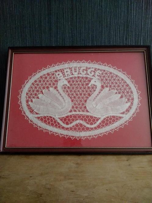 Oud kant Brugge zwanen in kader, Antiek en Kunst, Curiosa en Brocante, Verzenden
