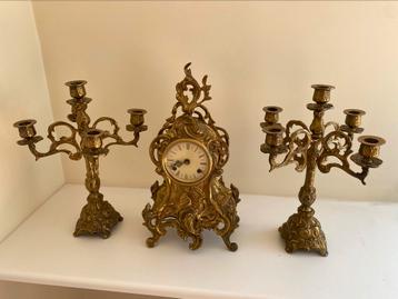 Deux chandeliers anciens et une horloge