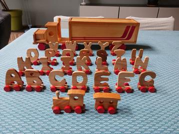 Houten lettervrachtwagen. beschikbaar voor biedingen