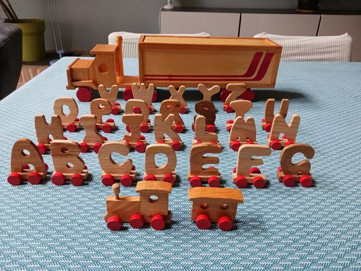 Houten lettervrachtwagen., Kinderen en Baby's, Speelgoed | Houten speelgoed, Gebruikt, Ophalen of Verzenden