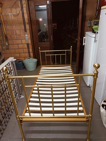 Koperen bedkader met lattenbodem 200cm x 90cm beschikbaar voor biedingen