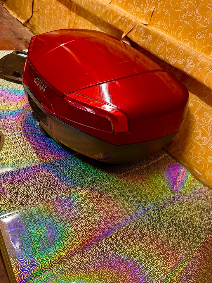 Topkoffer van het merk GIVI in nieuwe staat, Fietsen en Brommers, Brommerhelmen, Zo goed als nieuw, Ophalen