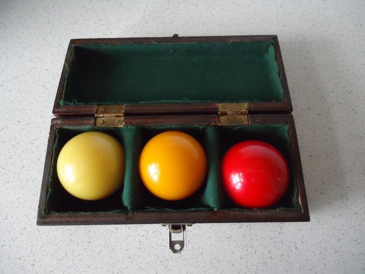Bakje met 3 Biljartballen 'Rood, Wit & Geel) in prima staat, Sport en Fitness, Biljarten en Poolen, Zo goed als nieuw, Keu of Ballen