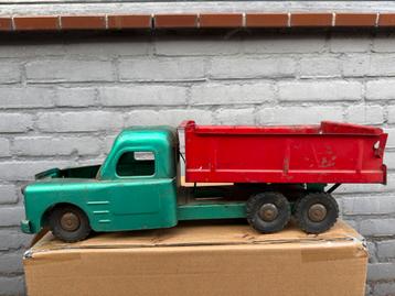 Oude metalen speelgoed truck beschikbaar voor biedingen