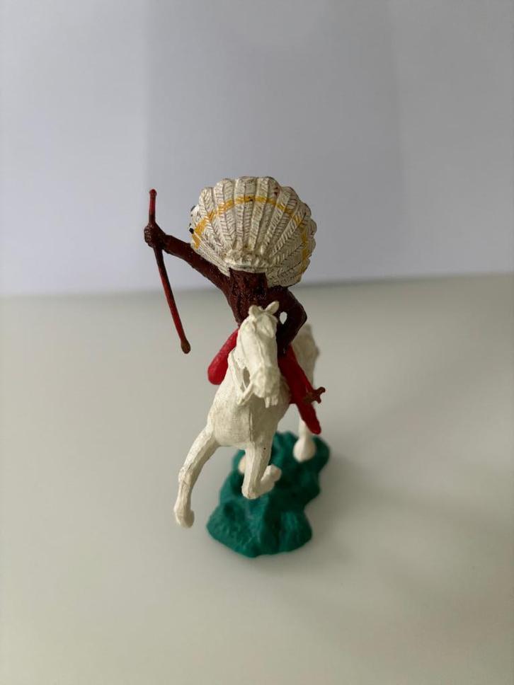 Crescent Toys Indiaan te Paard Made In England, Hobby en Vrije tijd, Modelbouw | Figuren en Diorama's, Zo goed als nieuw, Figuur of Figuren