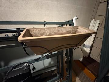 Zwarte hangers met bloembak voor terras beschikbaar voor biedingen