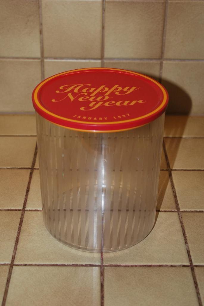 TUPPERWARE Doorzichtige ronde kristallen displaydoos, Huis en Inrichting, Keuken | Tupperware, Gebruikt, Bus of Trommel, Geel