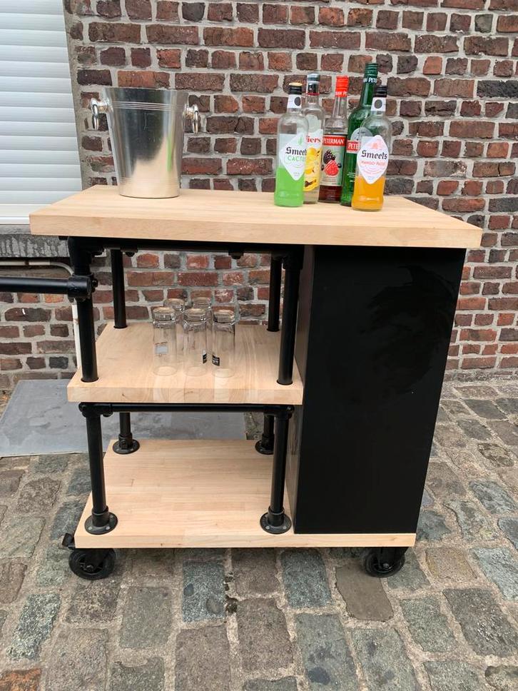Stoere Industrieel bar op wielen  ideaal voor mancave, Huis en Inrichting, Barren, Zo goed als nieuw, Ophalen