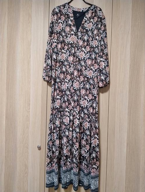 Longue robe fleurie K Design Taille XL, Kleding | Dames, Jurken, Zo goed als nieuw, Maat 46/48 (XL) of groter, Zwart, Onder de knie