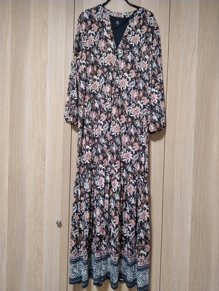 Longue robe fleurie K Design Taille XL, Kleding | Dames, Jurken, Zo goed als nieuw, Maat 46/48 (XL) of groter, Zwart, Onder de knie