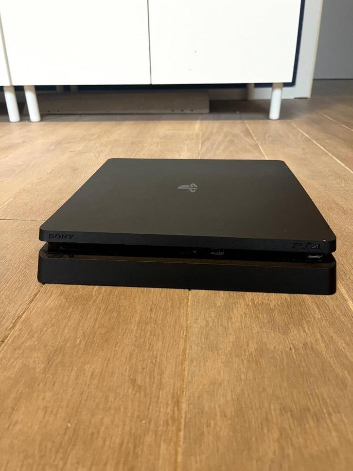 PlayStation 4 slim – Zonder controller – Kabel op aanvraag, Games en Spelcomputers, Spelcomputers | Sony PlayStation 4, Zo goed als nieuw