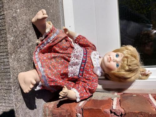 Porseleinen pop  Alice "The Promenade collection", Verzamelen, Poppen, Gebruikt, Pop, Levensecht of Reborn, Ophalen