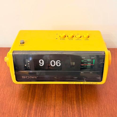 VINTAGE FLIPKLOK RADIOWEKKER SONY 8FC-100E 1972 ZELDZAAM, Antiek en Kunst, Antiek | Tv's en Audio, Verzenden