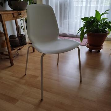 Witte stoelen beschikbaar voor biedingen