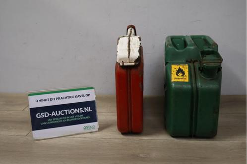 Set van 2 Vintage Metalen Jerrycans (1 Groen & 1 Rood), Verzamelen, Militaria | Algemeen, Ophalen of Verzenden