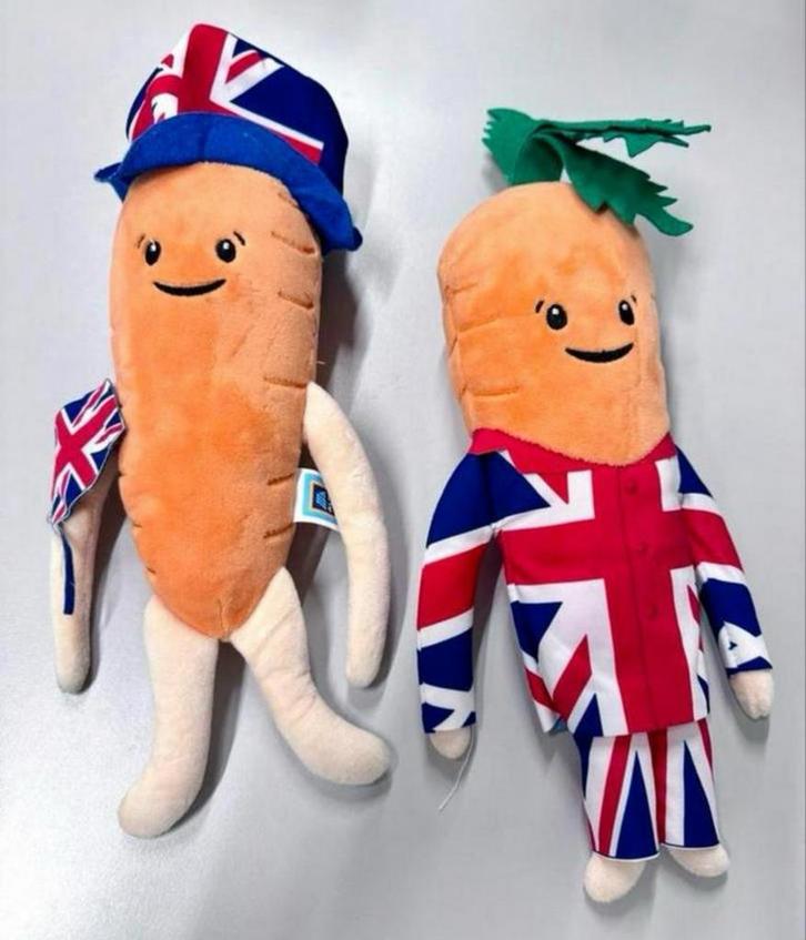 2X Engelse Aldi Kevin The Carrot In a Kilt Wortel XL Knuffel, Kinderen en Baby's, Speelgoed | Knuffels en Pluche, Nieuw, Ophalen of Verzenden