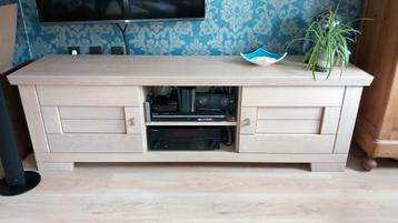 Massief houten TVmeubel beschikbaar voor biedingen