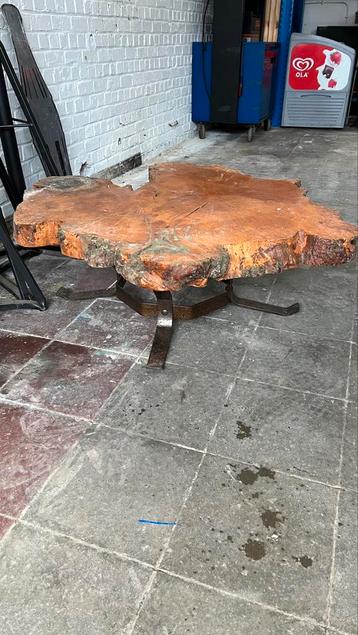 Table basse en tronc d'arbre disponible aux enchères