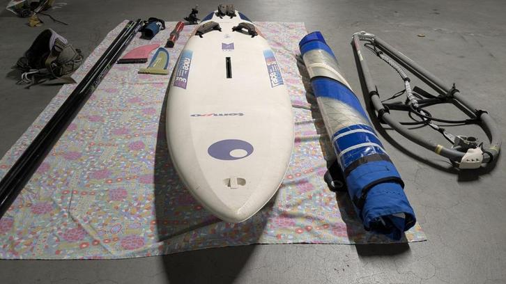 Planche à voile Bic Tempo 265 complète avec gréement, Sports nautiques & Bateaux, Planche à voile, Utilisé, Ensemble complet, 250 à 300 cm