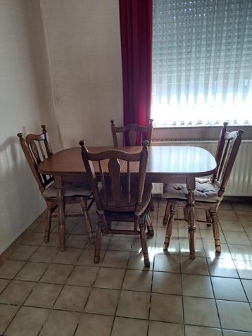 Set houten tafel met 4 stoelen                      beschikbaar voor biedingen