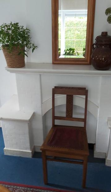 Vintage 2 stoeltjes deco hout en leer kan opgeknapt worden. beschikbaar voor biedingen