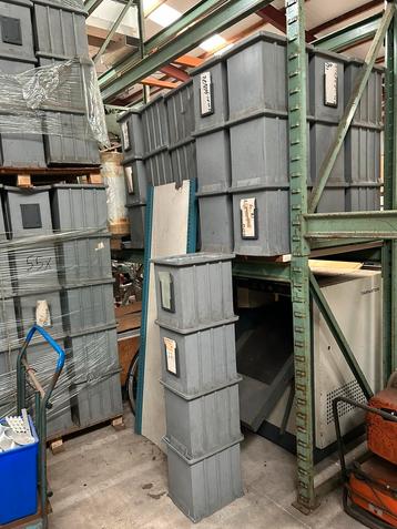 Stevige magazijn en werkplaats stapelbakken voor onderdelen beschikbaar voor biedingen