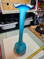 Lichtblauwe opaline hoge vaas  Hoogte 40 cm  Doorsnee 13 cm, Huis en Inrichting, Ophalen, Zo goed als nieuw, Blauw
