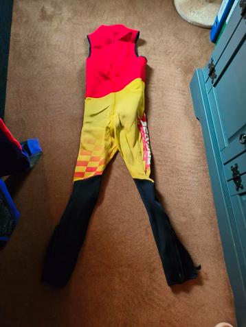 2x wetsuits volwassenen 1x kind  beschikbaar voor biedingen