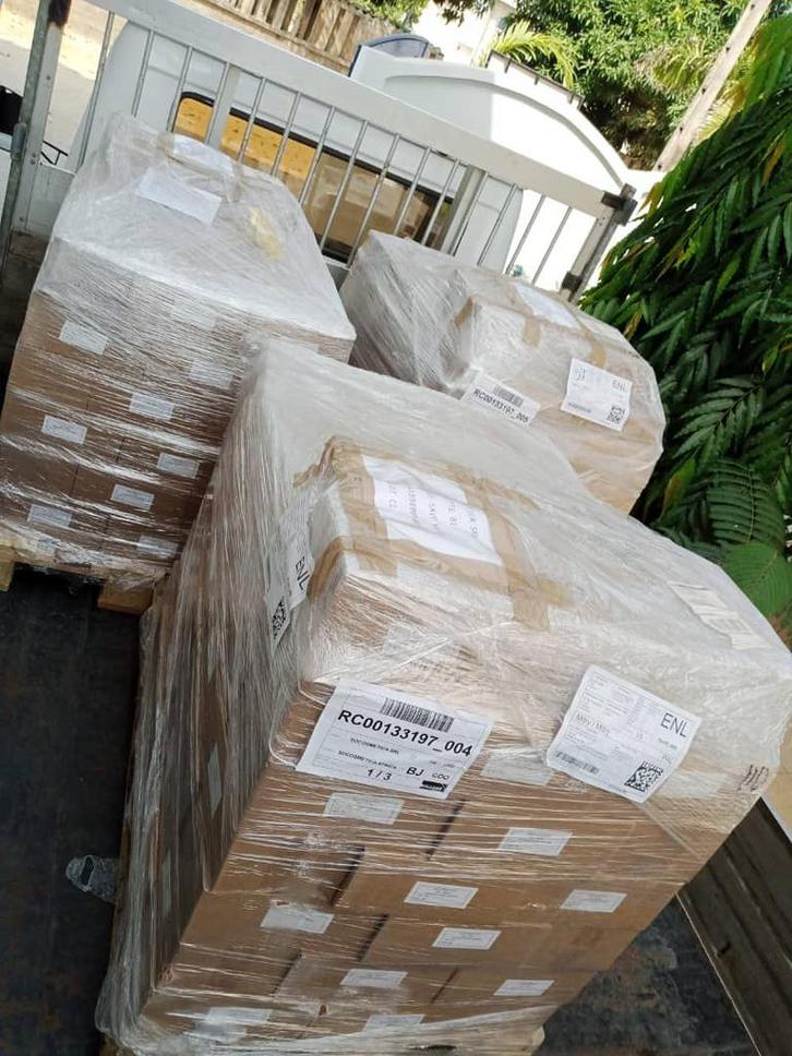 Set van 4500 flesse 50 ml vochtinbrengende crème doe een bod, Handtassen en Accessoires, Uiterlijk | Cosmetica en Make-up, Nieuw