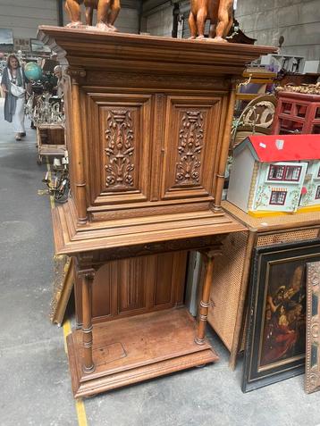 Gesneden houten dressoir  beschikbaar voor biedingen