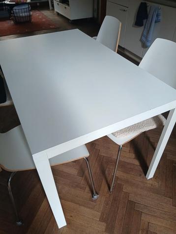 Eettafel beschikbaar voor biedingen